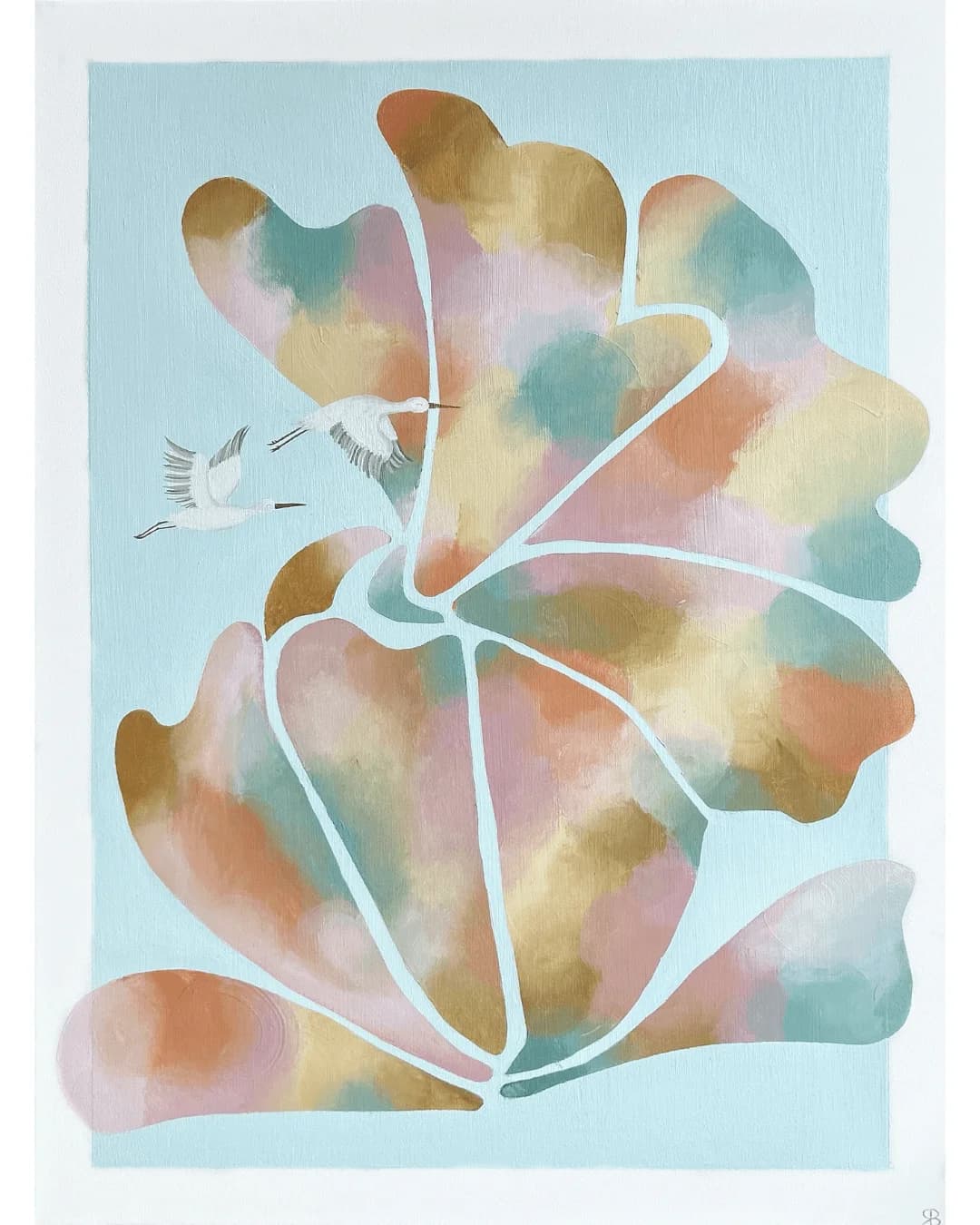 Abstracte bloemvorm in zachte geel-, roze-, groen- en blauwtinten met witte contouren en twee vogels linksboven, op een lichtblauwe achtergrond.
