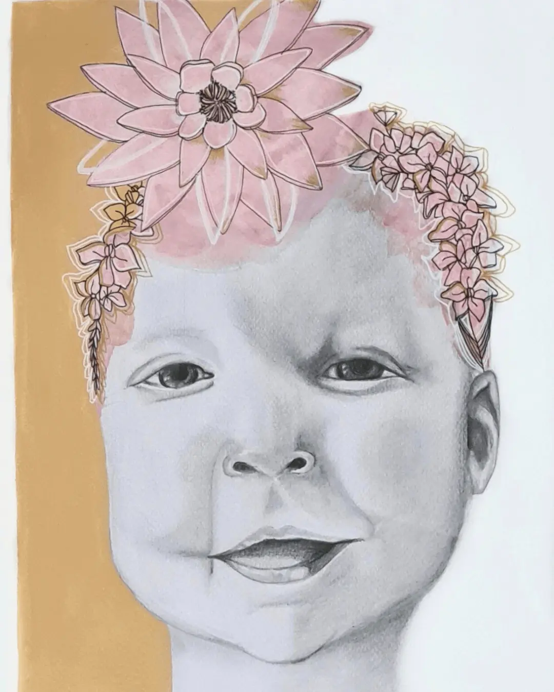 Potloodportret van een baby met een grote roze bloem en kleine bloemen als krans op het hoofd, tegen een zandgele en lichtblauwe achtergrond.
