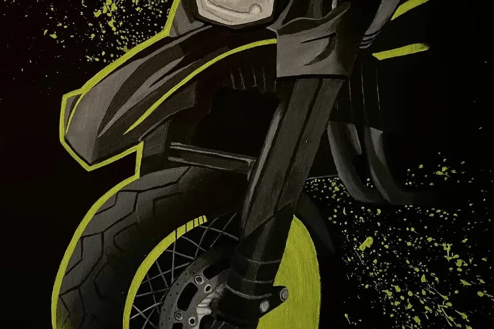 Voorwiel en voorvork van de motor met limoengroene verflijnen en spatten op zwart.