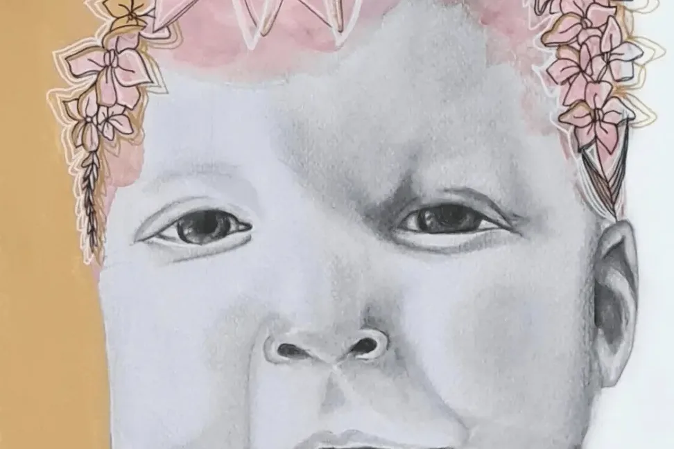 Ogen en neus van de baby in fijne potloodlijnen, onder een krans van roze bloemen.